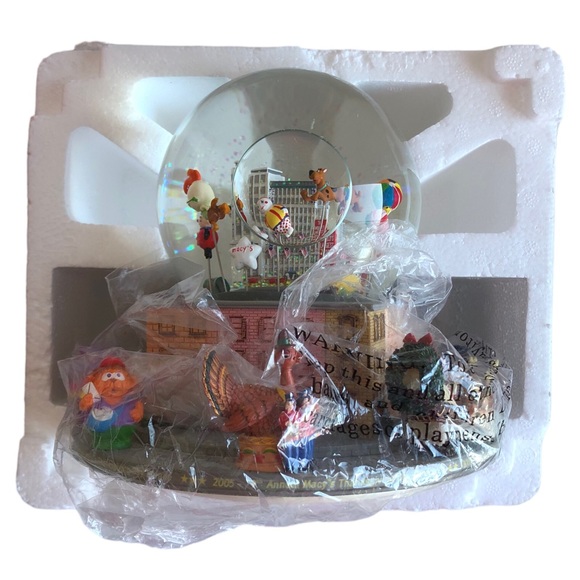 2005 Macy's Thanksgiving Day Parade Musical Snow Globe Santa Is Coming To Town - Picture 5 of 17